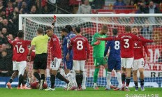 中国米兰体育-包含曼联后防连续失误，球迷举起警告旗帜的词条