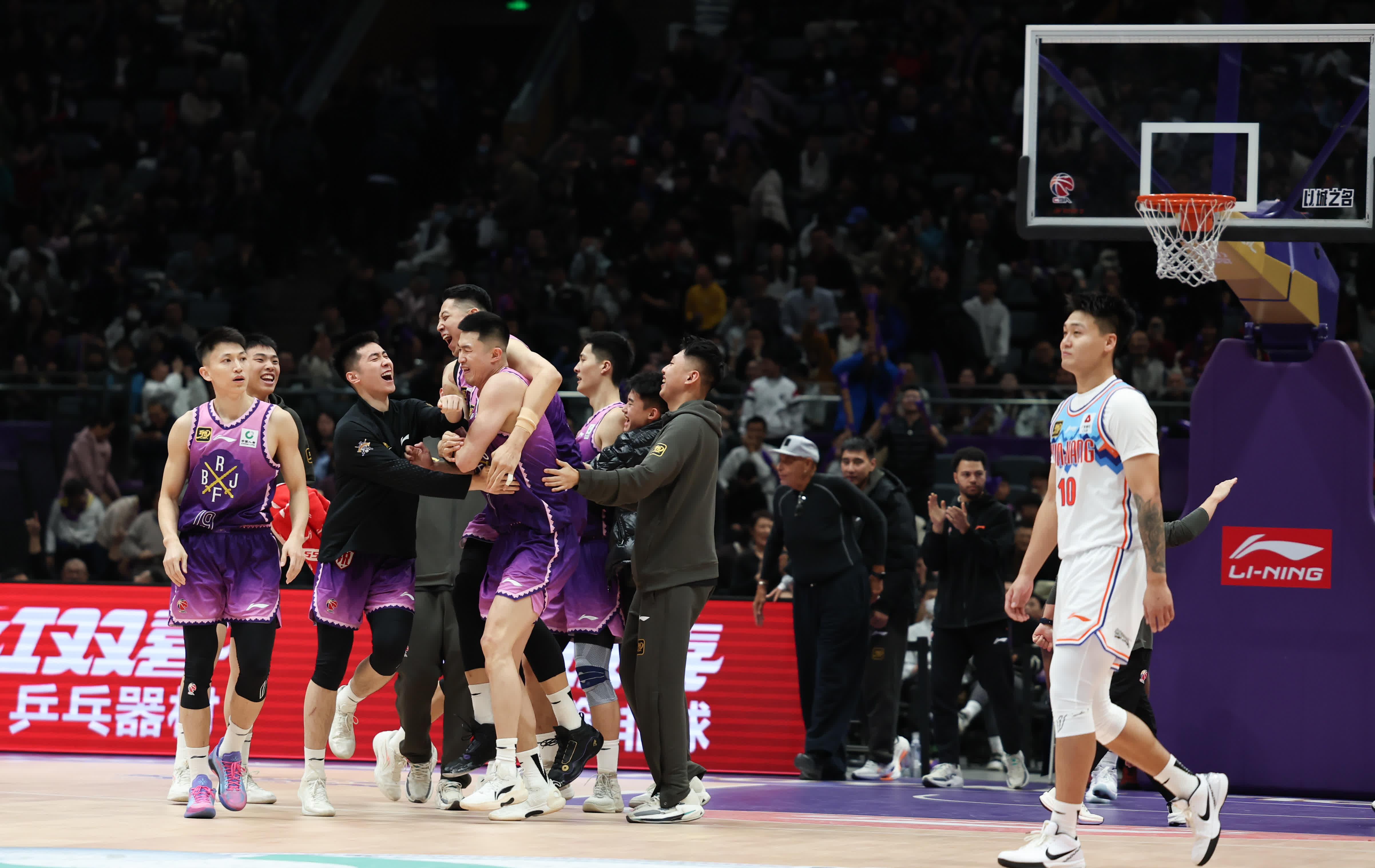 关于CBA比赛中球队实力差距明显的信息